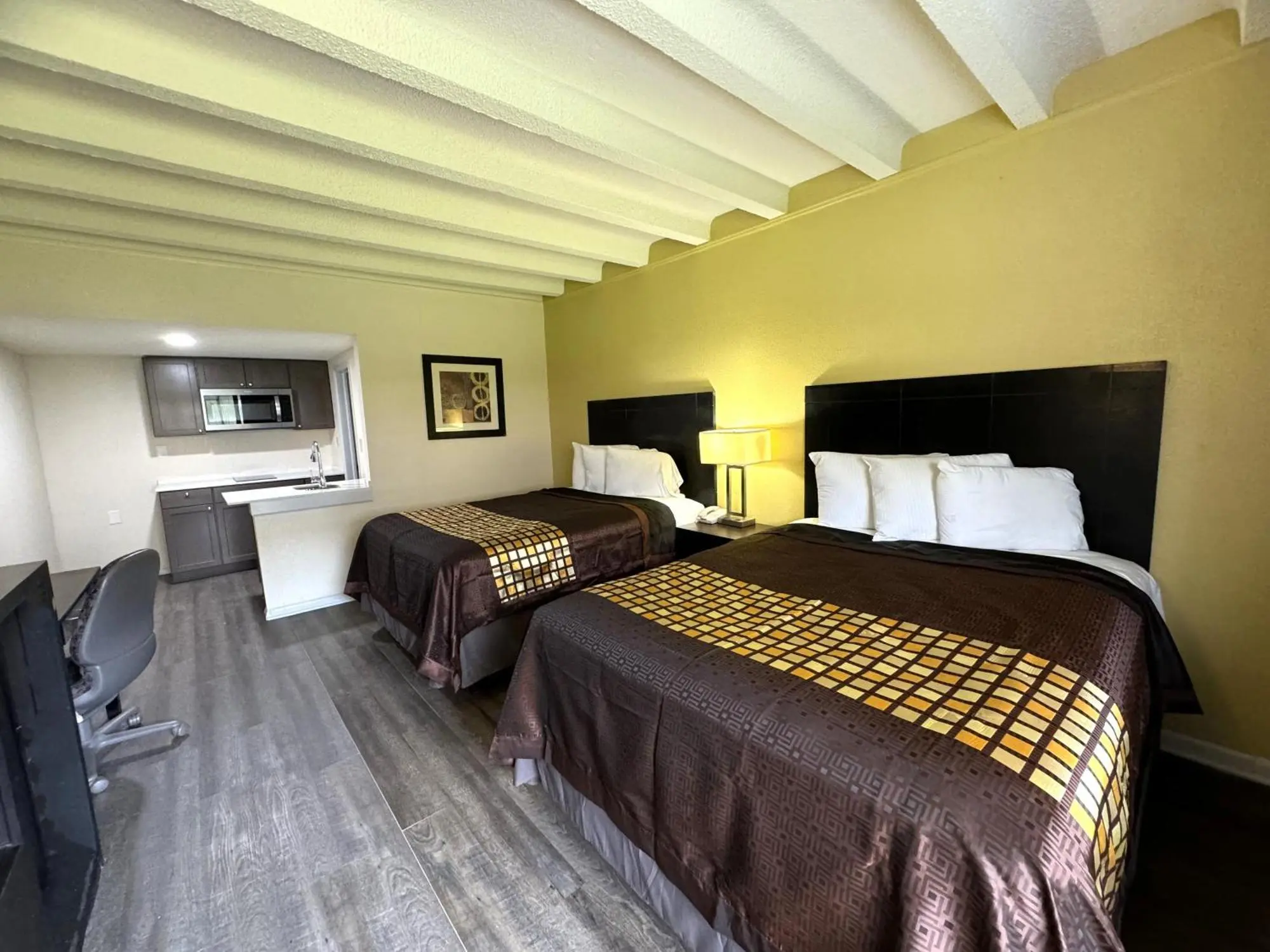 Two Queen Beds Studio with Kitchenette